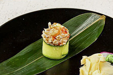 Гункан с камчатским крабом