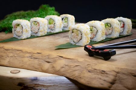 Ролл Калифорния с кунжутом