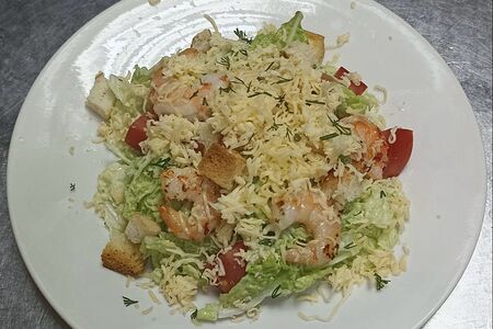 Салат Цезарь с креветками