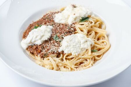 Лингвини Болоньезе со страчателлой