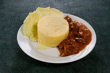 Гуляш из говядины с картофельным пюре