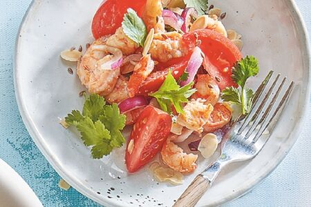 Салат с креветками, томатами и миндалем