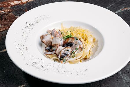 Фермерская паста с курицей и грибами