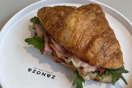 Круассан с беконом