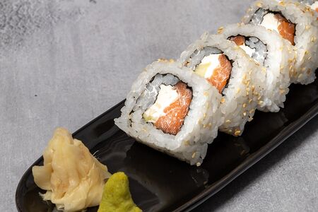 Ролл чиз лосось