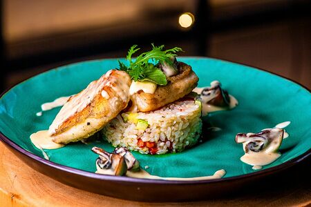 Судак на рисе с овощами