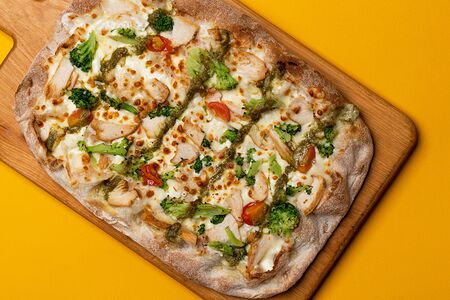 Римская пицца Цыпленок с Песто средняя