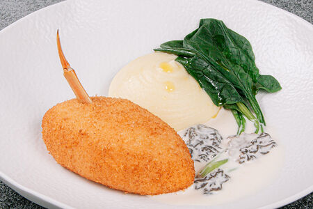 Крабовая котлета по-киевски с картофельным пюре