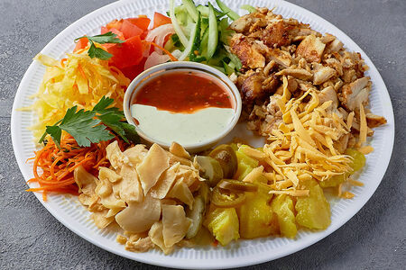 Шаверма на тарелке с грибами и сыром