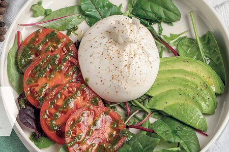 Буррата с помидорами и авокадо