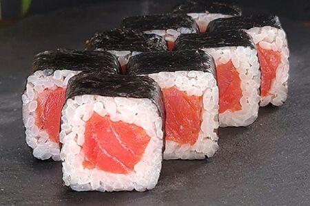 Мини-ролл с копченым лососем