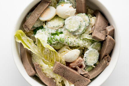 Салат с тёплым телячьим языком