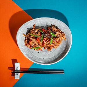 Wok с креветками и кальмарами в сливочном соусе