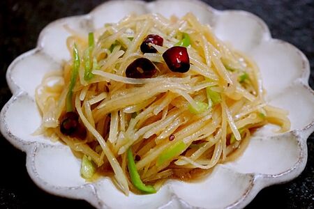 Кисло-острый жареный нарезанный картофель