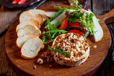 Сыр Камамбер с салатом