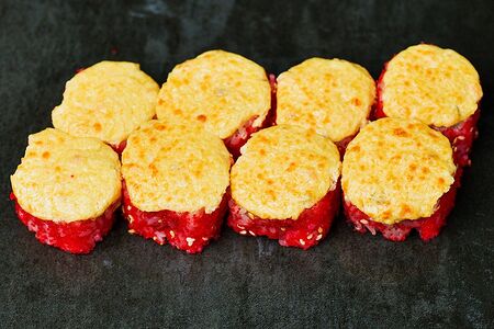 Запеченный ролл с лососем