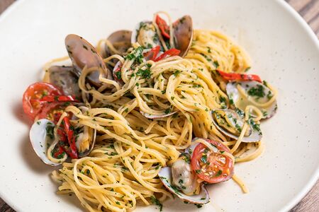 Лингвини с вонголе и томатами