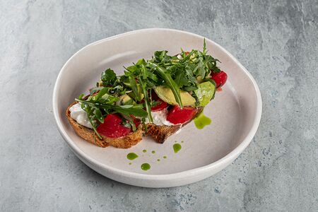 Брускетта со страчателлой, авокадо и томатами