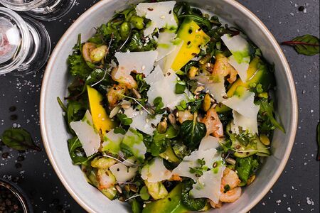 Зеленый салат с соево-кунжутной заправкой, авокадо и креветками