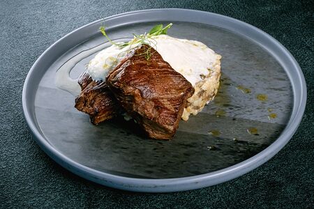 Медальоны из говядины с птитимом и грибным соусом