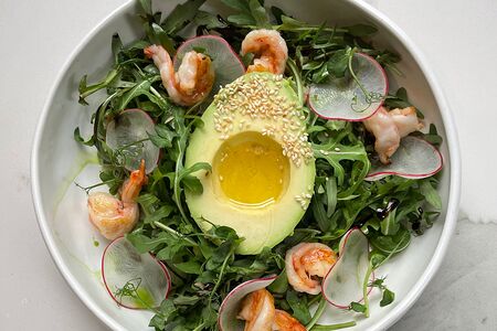 С рукколой, авокадо и креветками