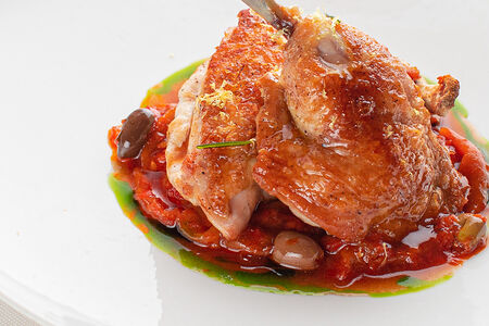 Жареный цыпленок, рагу из перца и таджасских маслин