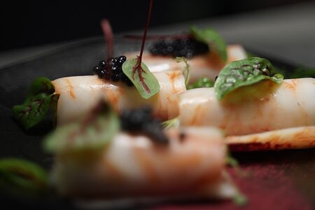 Рулетики из креветок с мягким сыром и травами