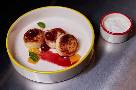 Сырники с вишневым соусом