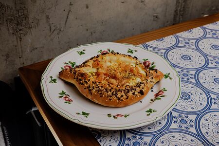 Мини-хачапури с креветкой в соусе сладкий чили