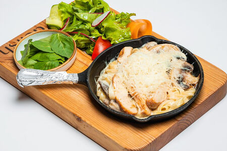 Фетучини с курицей и грибами