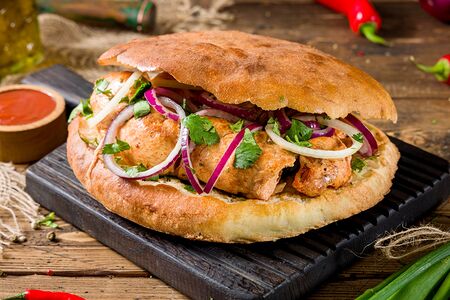 Шашлык из филе курицы в хлебе