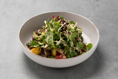 Теплый салат с языком, узбекскими томатами и зеленой тахини