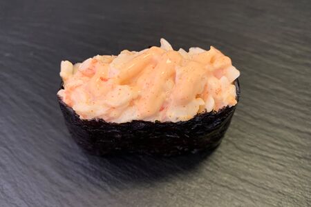 Острый суши с креветкой