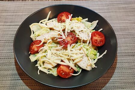 Салат Цезарь с курицей