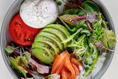 Киноа с мятным йогуртом, форелью слабой соли и авокадо