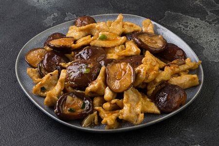 Свинина, жаренная с грибами сянгу