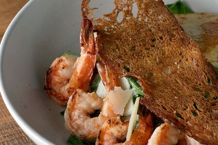 Цезарь с креветками и жареным сыром халлуми