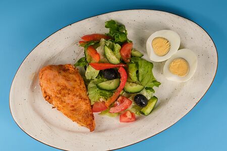 Куриная отбивная с овощами и яйцом