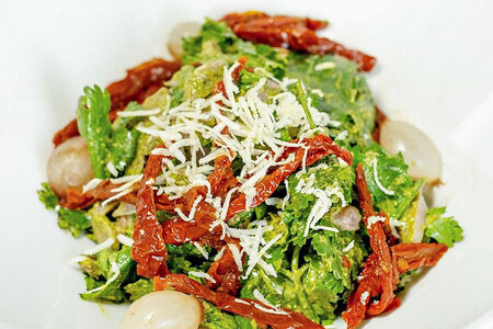 Салат из ягнячьих язычков с соусом песто