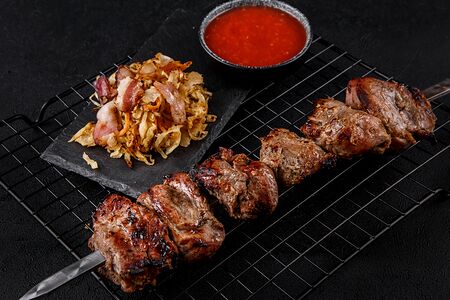 Шашлык из cвинoй шеи с бигусом и беконом