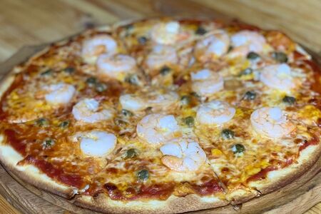 Пицца с креветками и каперсами