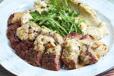 Стейк мачете под соусом из белых грибов с трюфельным пюре