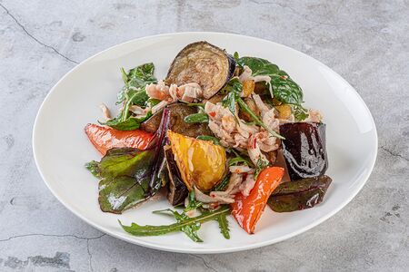 Тёплый салат с баклажаном и копчёной курочкой
