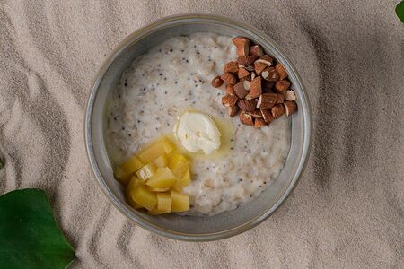 Овсянка с персиком и миндалём