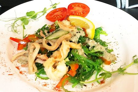 Чука с морепродуктами и ореховым соусом Гамадари