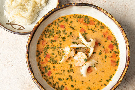 Том ям с морепродуктами