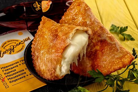 Чебурек с моцареллой и ветчиной