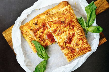 Слоеный пирог с курицей и сыром