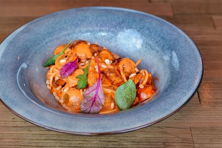 Паста с бедром цыпленка и перечным соусом