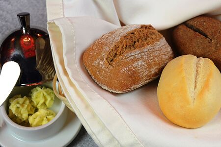 Хлебная корзина с маслом